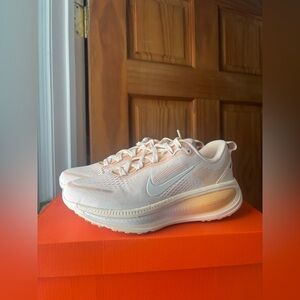Women's Nike Vomero 18 Guava Ice/Sail-Orange Chalk (HM6804 800) Sz 7W / 5.5 M
